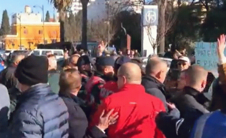 TENSIONOHET SITUATA NË FIER/ Mbështetësit e Bashës përplasen me ata të Berishës, ndërhyn menjëherë policia