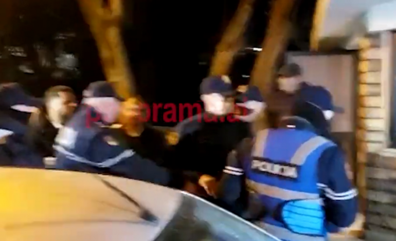 PROTESTA E BERISHËS/ Policia vijon me shoqërimet, shikoni momentin kur dy persona merren nga selia e PD (VIDEO)