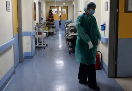 QEVERIA GREKE MERR VENDIMIN/ Mjekët që nuk vaksinohen deri më 31 mars do të pushohen nga puna