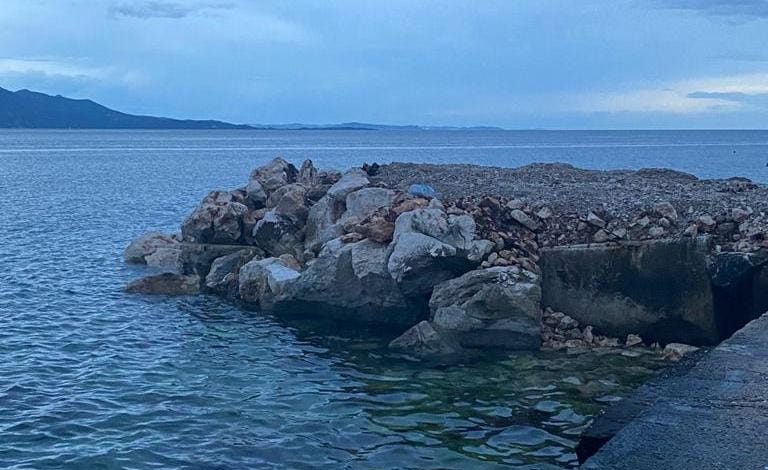 AKUZOHET PËR KRIME MJEDISORE/ Hodhi inerte në det për të zgjeruar aktivitetin, arrestohet 42-vjeçari në Sarandë (FOTO)