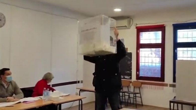 “ÇMENDET” POLITIKANI SERB/ Thyen kutinë e votimit në referendum, pamjet bëhen virale në rrjet