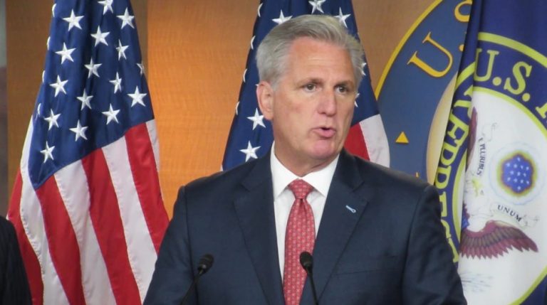 SULMI NË KAPITOL/ Komisioni i 6 janarit kërkon dëshmi nga ligjvënësi Kevin McCarthy