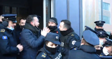 TENSIONE NË PRISHTINË/ Dardan Molliqaj përplaset me policët