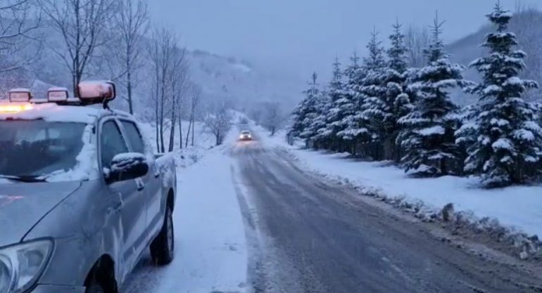 KORÇË/ Rikthehen reshjet e borës në zonat malore, si paraqitet gjendja e rrugëve