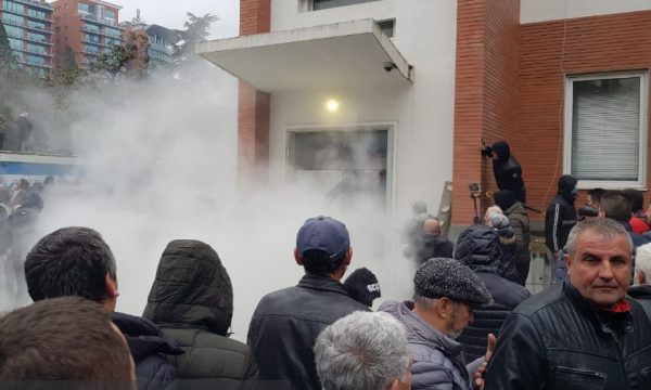 PROTESTA E BERISHËS/ Prokuroria e Tiranës: Janë arrestuar 24 persona! Ja pistat ku po HETOJMË