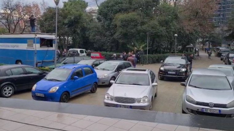 PAMJET/ Zbulohen masat e para antiprotestë, oborri i PD mbushet me makina