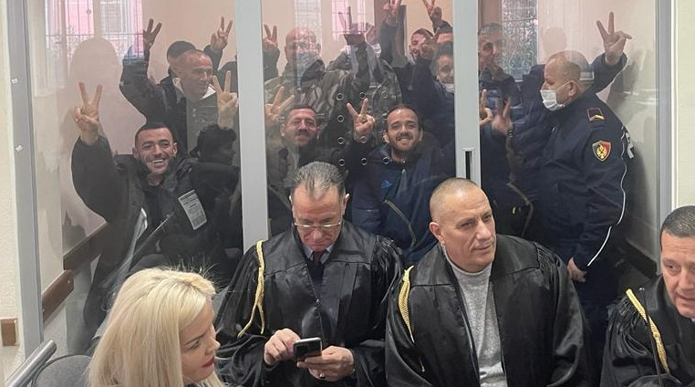 U ARRESTUAN GJATË PROTESTËS SË DHUNSHME/ Berisha publikon fotot nga kafazi i Gjykatës: Heronjtë e 8 Janarit