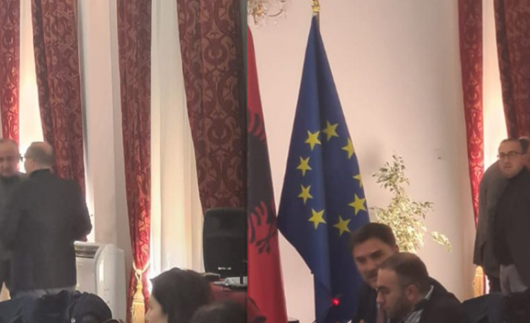 “ACAR” EDHE NË KUVEND/ Dy deputetët “ngrijnë” së ftohti, i ngjiten kondicionerit për t’u ngrohur