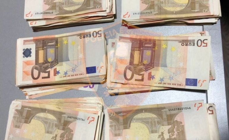 ERDHI ME AUTOBUZ NGA ATHINA/ 45 vjeçares nga Lezha i sekuestrohen mbi 25 mijë euro në Kakavijë