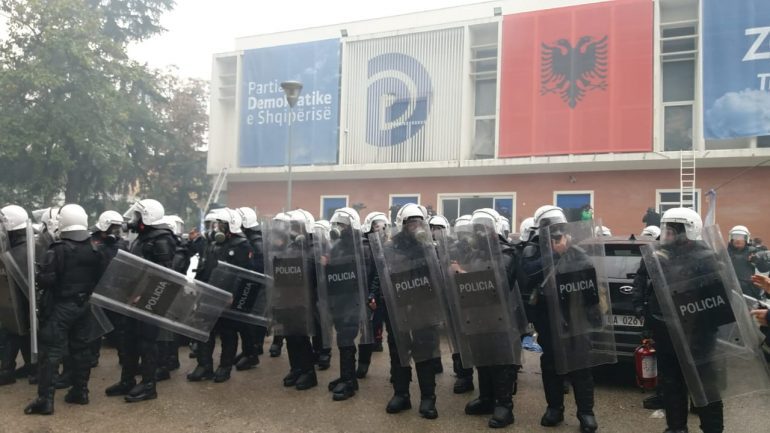 PAMJET! Forcat RENEA hyjnë të armatosur në selinë e PD-së