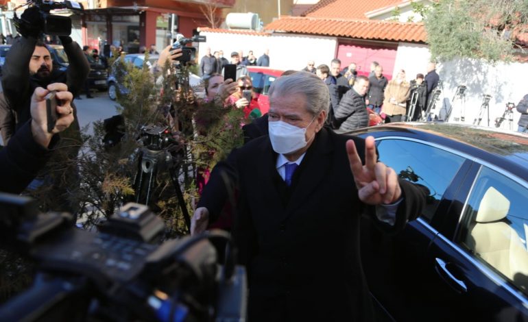 ME MASKË DHE DY GISHTA LART/ Momenti kur Berisha mbërrin në Prokurori, çfarë nuk u pa nga kamerat (FOTO)