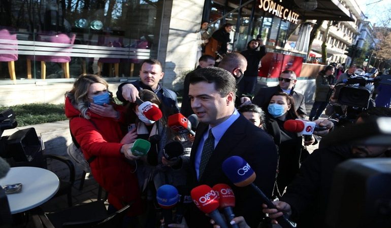 DO E DREJTOJË PD ME DEMOKRATËT QË E NDJEKIN ME PROTESTA? Si përgjigjet Basha pasi e gjuajtën me vezë