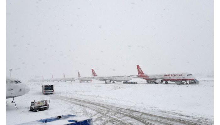 MOTI I KEQ/ Stuhia e paprecedentë e dëborës bllokon aeroportin e Stambollit
