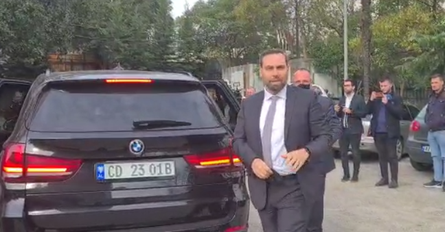 PËRFUNDON TAKIMI ME BASHËN/ Zëvendës ambasadori amerikan 60 minuta në selinë e PD
