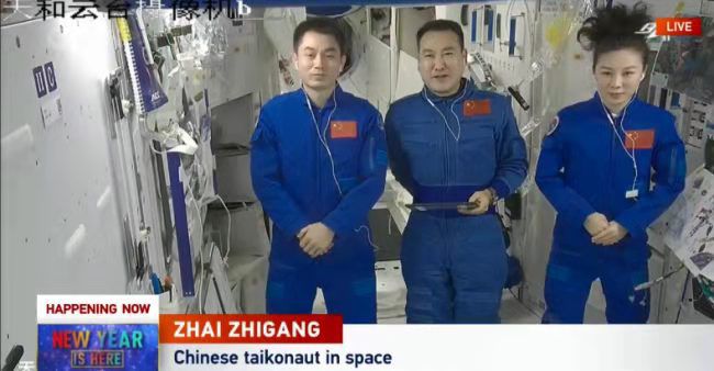 VITI I RI/ Tre astronautët kinezë zhvillojnë bisedë hapësirë-Tokë me studentët