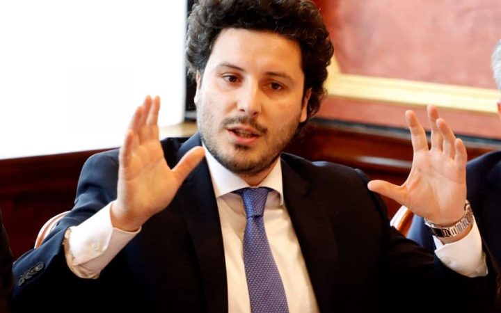 LETRA/ Kryeministri i Malit të Zi hakmerret ndaj Dritan Abazoviç, i kërkon Kuvendit shkarkimin e tij