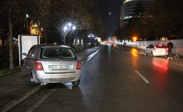 AKSIDENT GJATË NATËS NË TIRANË/ Makina humb kontrollin dhe përfundon në trotuar