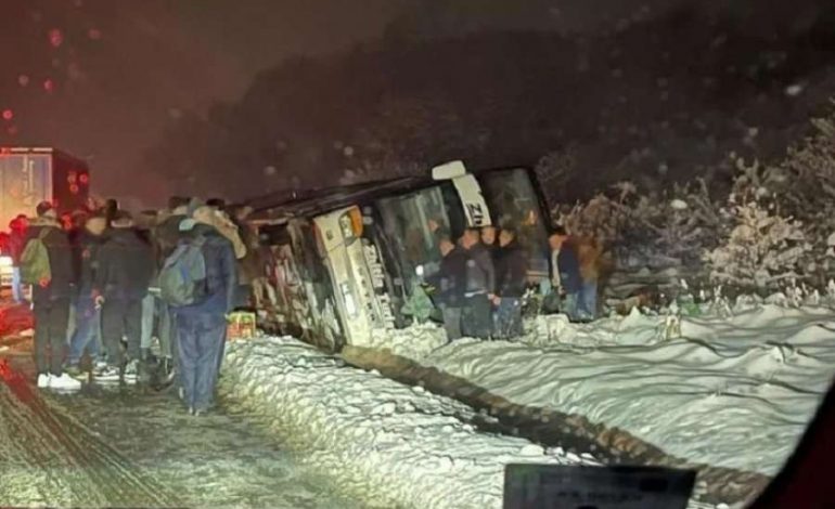 E RËNDË/ Aksidentohet në Serbi një autobus nga Kosova, raportohet për 9 persona të plagosur