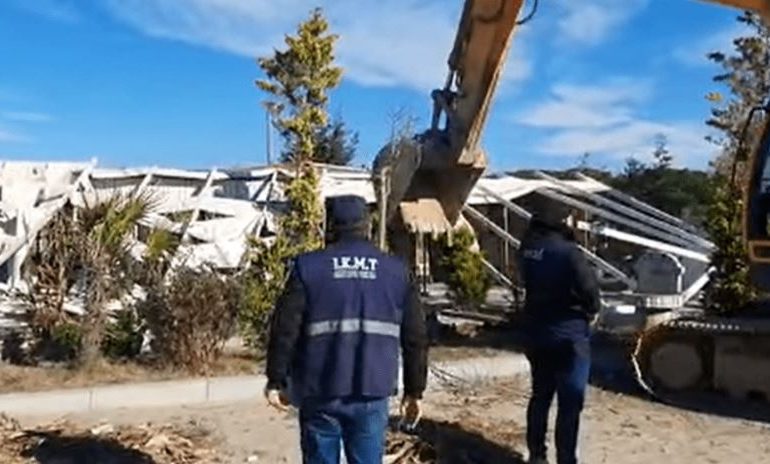 AKSIONI “BREGDETI YNË”/ IKMT shemb disa objekte pa leje në Durrës