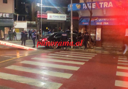 AKSIDENT NË TIRANË/ Makina luksoze humb kontrollin dhe përfundon në dyqan. Shikoni PAMJET