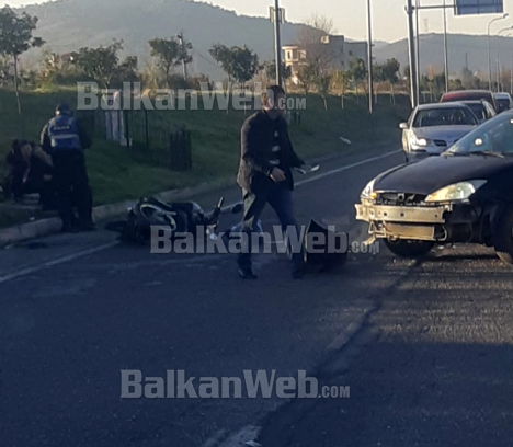 AKSIDENT NË ELBASAN/ Përplaset me makinën, shihni ku ka përfunduar drejtuesi i motorit (VIDEO)