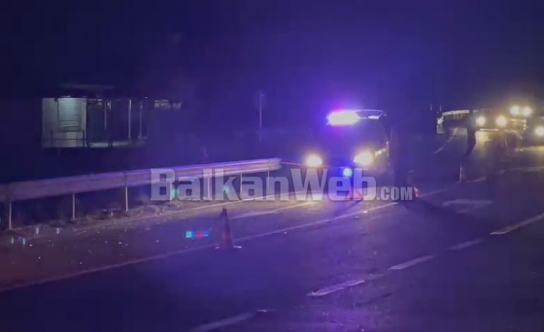 AKSIDENT NË SUKTH/ Makina humb kontrollin e përplaset me trafik ndarësen, plagoset shoferi