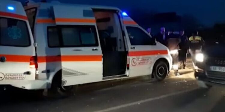 E RËNDË/ Aksident te “Pallati i Brigadave” në Tiranë, 28-vjeçari me urgjencë drejt spitalit