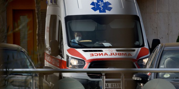 E RËNDË/ Ishte duke punuar, bie aksidentalisht nga ndërtesa 38-vjeçari në Tiranë
