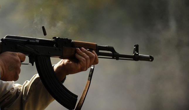 AKUZOHET PËR ARMËMBAJTJE PA LEJE/ Bënte “paradë” rrugëve me kallashnikov në dorë, arrestohet në Tiranë 37-vjeçari (EMRI)