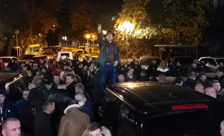 MAKINA E BASHËS U QËLLUA ME VEZË/ Kërcënon dhëndri i Berishës: Pazarxhiu meriton gaz helmues, skuth…