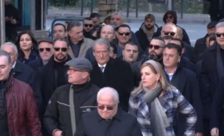 SOT SKADON ULTIMATUMI/ Grupi i Berishës niset drejt selisë së PD-së
