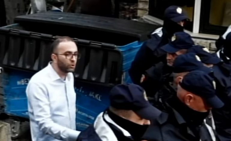 DEBAT ME EFEKTIVËT E POLICISË/ Gazment Bardhi: Lejoni hyrjen e gazetarëve në selinë e PD!