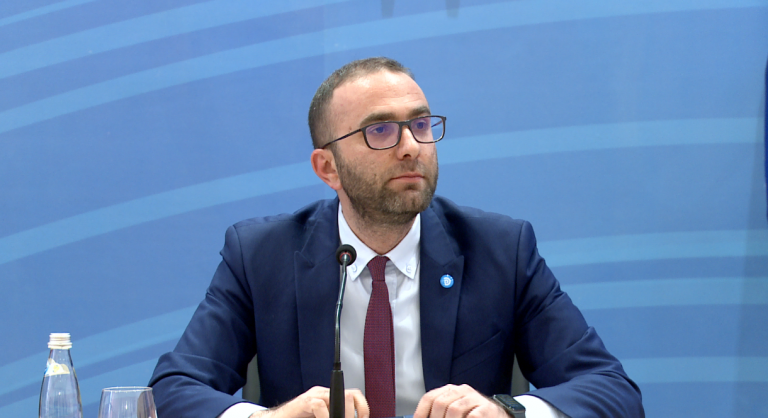 PUBLIKON FOTOT E BERISHËS M DIKTATORIN ENVER HOXHA/ Bardhi: Prova që tregon se e shkuara duhet lënë pas përgjithmonë