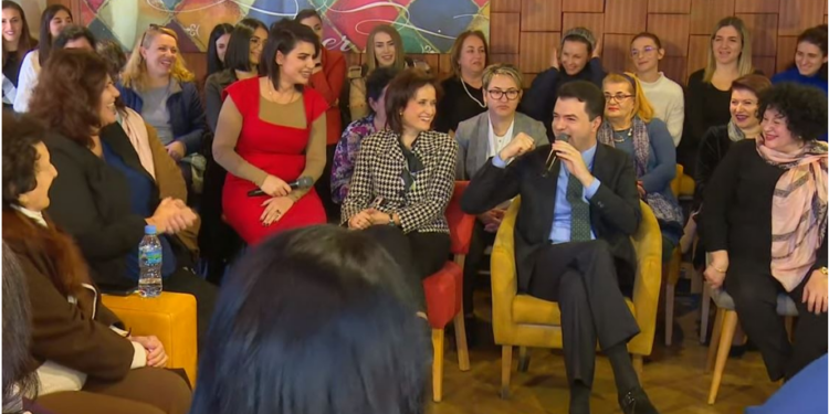 “MË ÇOJNË NË MESAZH KËNGË DHE LULE”/ Basha batuta me Gridën: M’i nis edhe mua ato SMS-të…