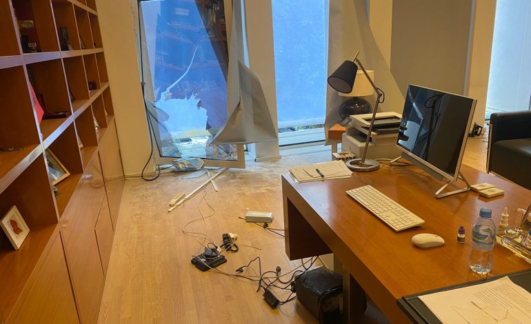 PAMJET/ Xhama të THYER dhe gurë, shihni çfarë i ka ndodhur ZYRËS së Lulzim Bashës
