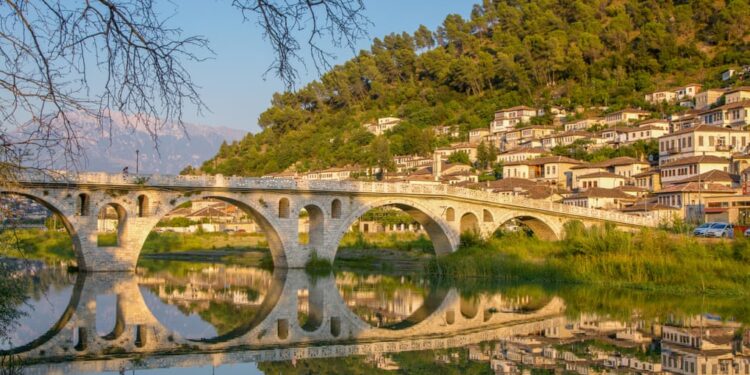 “NDJESI EKZOTIKE”/ The Guardian: Britanikët “pushtojnë” Shqipërinë, po kthehet në “fiksim” për turistët