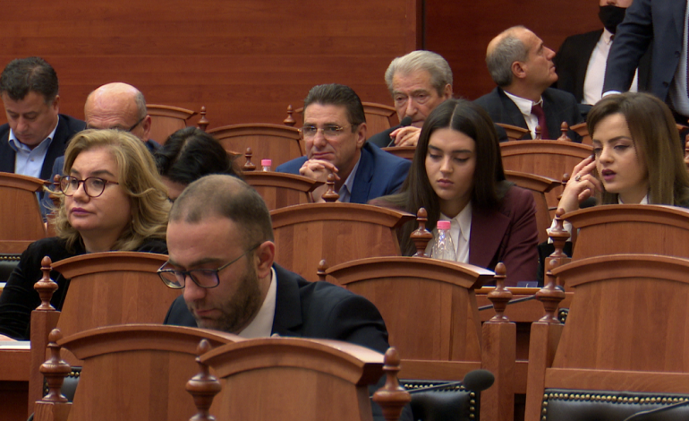 PËR HERË TË PARË PASI E PËRJASHTOI BASHA/ Ja ku u ul Sali Berisha (PAMJET)