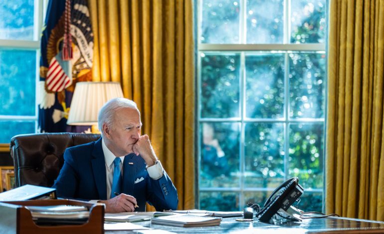 “NËSE RUSIA PUSHTON UKRAINËN…”/ Ambasada e SHBA në Tiranë publikon mesazhin e Joe Biden: Do përgjigjemi…