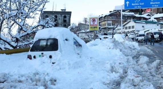 MOTI I KEQ/ Mijëra turistë bllokohen nga stuhia e borës, të paktën 21 viktima në Pakistan