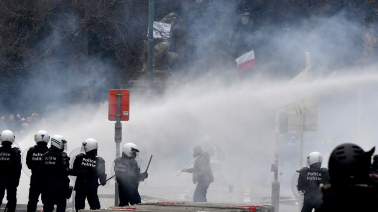 PROTESTA E DHUNSHME KUNDËR “GREEN PASS” NË BRUKSEL/ Policia përdor gaz lotsjellës për të shpërndarë qytetarët