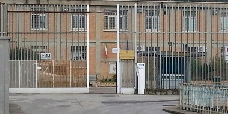 I BURGOSUR NË ITALI, 29-VJEÇARI I DHA FUND JETËS NË QELI/ Efektivët: Ja si ndodhi