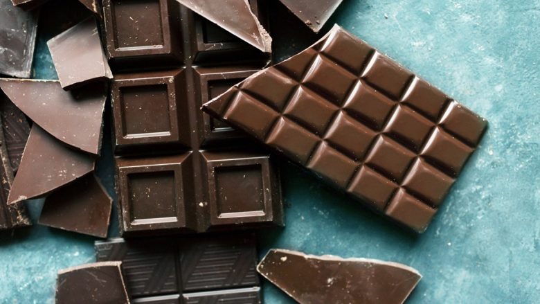 STUDIMI I RI: Ngrënia e çokollatës së zezë mund t’i ndihmojë njerëzit të shmangin kancerin