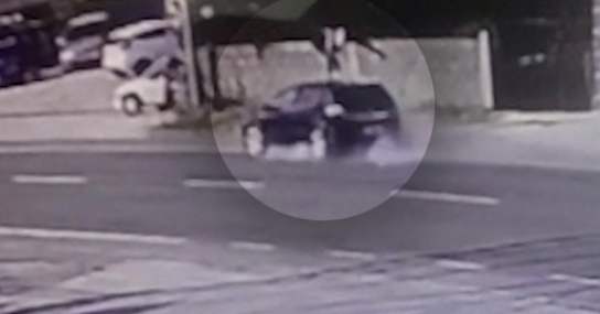 “OPEL-I” E HODHI DISA METRA NË AJËR/ Momenti i aksidentit tragjik të Elbasan (VIDEO)