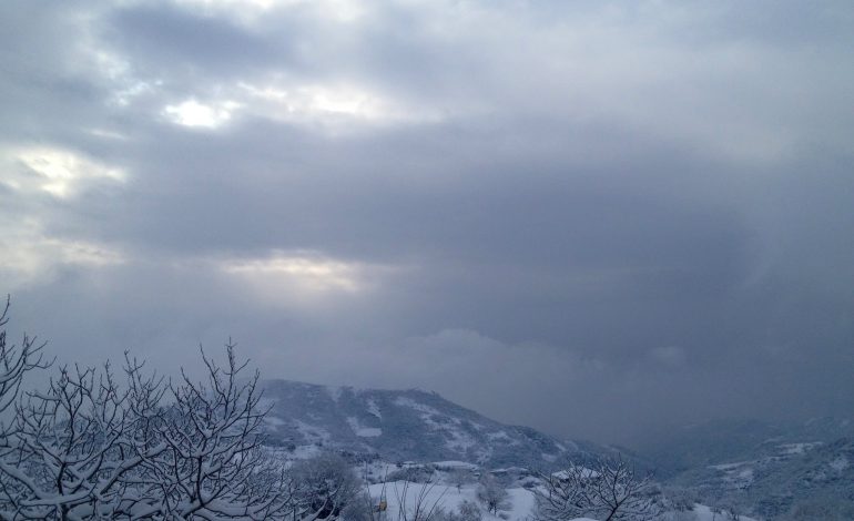 NDRYSHON MOTI? Sinoptikanët: Në orët e para të së shtunës nisin reshjet e shiut, por të dielën…