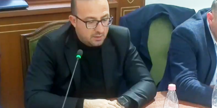 DEGRADON FJALORI/ “Nëse Veliaj ka b*le hekuri të vijë këtu”. Deputeti i Lushnjes lëshon gojën në Komision