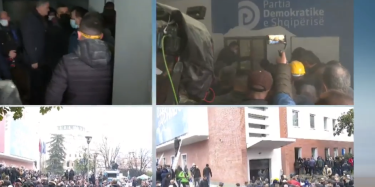 HAPET DERA ANËSORE E FRPD/ Protestuesit hyjnë brenda selisë. Dëgjohet një shpërthim