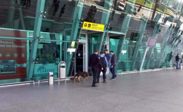 ÇMENDURI NË RINAS! 51-vjeçari kapet me ARMË pak pasi zbriti nga avioni. Po vinte nga…