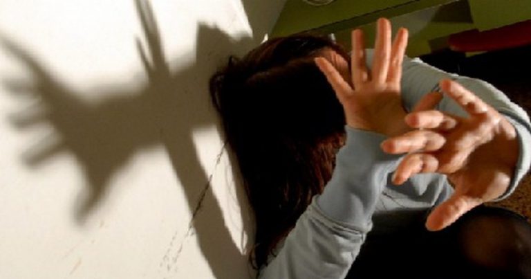 “KËRKONTE PARA. PINTE DROGË”/ Gruaja rrëfen dhunën e ushtruar nga bashkëshorti: Vjehrra i jepte lekët e pensionit