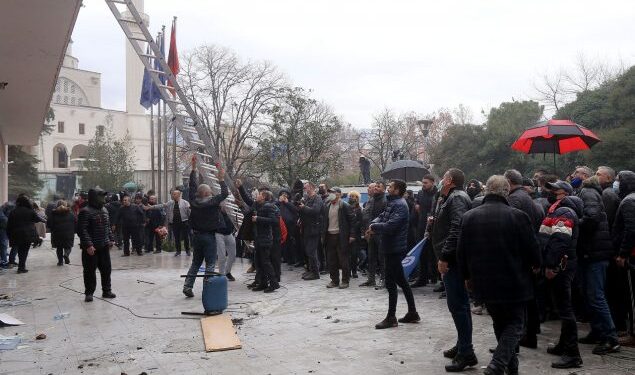 PROTESTA “PAQESORE”/ FRD dënon dhunën në PD: Berisha po destabilizon Shqipërinë! Të ndahemi nga trashëgimia enveriste