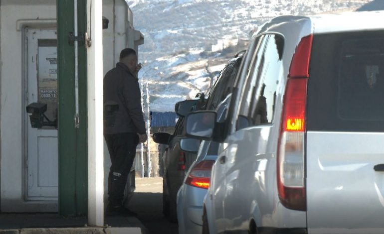 NUK KISHIN BËRË DOZËN E TRETË TË VAKAINËS/ Kosova kthen mbrapsht në doganë qytetarët